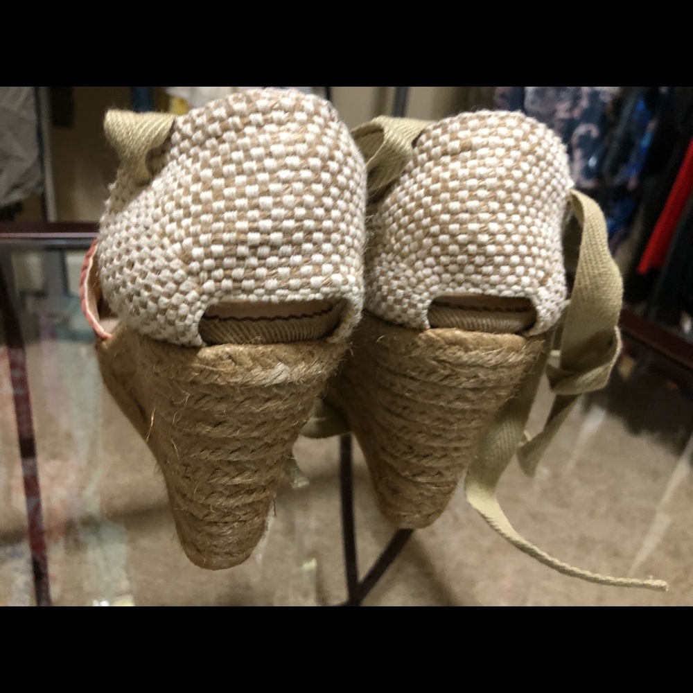 Shoe - Picture 4 of 7